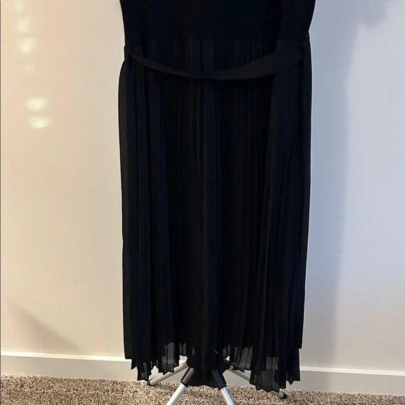 Elegant Black Midi Dress - Picture 3 of 5